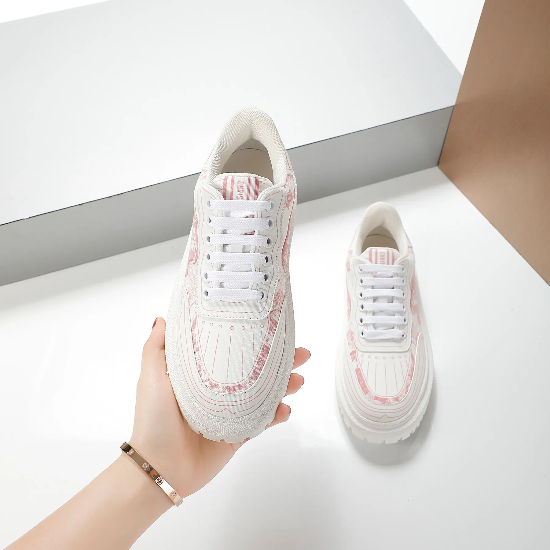 👟👟Ex-factory price 460👟👟 2021ssDior casual white shoes, the same style as the ready-to-wear series 1️⃣Original mold opening 2️⃣Original cowhide➕Breathable mesh lining 3️⃣TPU evacuation outsole 4️⃣Injected latex sheepskin feet 5️⃣Full package at the counter Code number 35-40 (41 can be customized)
